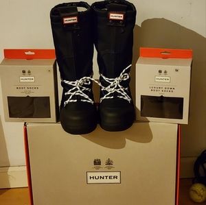 Hunter womens original snow boot size 7 navy/black+luxurydown bootsock+bootsock